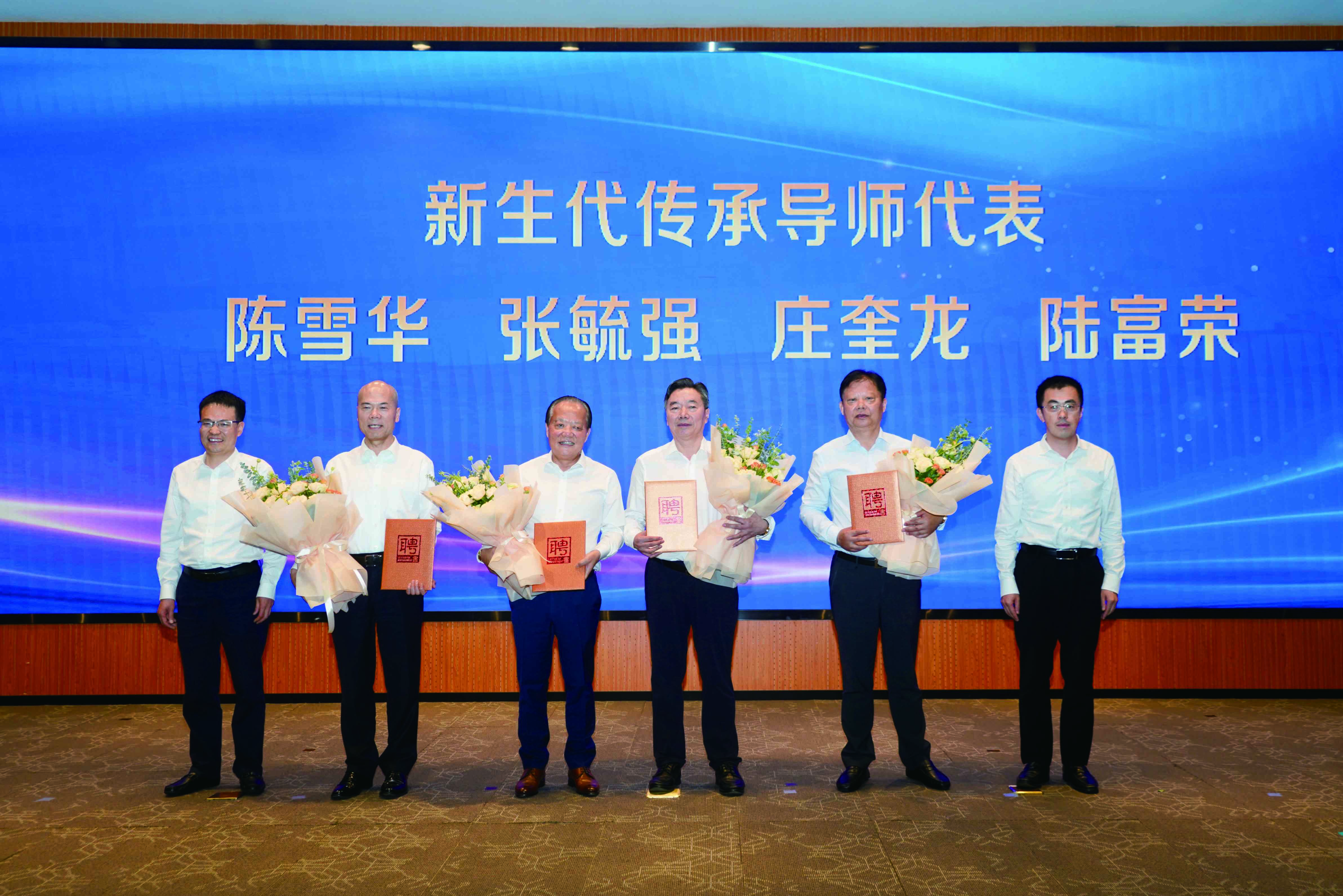 The Blue Relay is passed down from generation to generation  Chairman Zhang Yuqiang delivers a message to the new generation of entrepreneurs in Tongxiang City